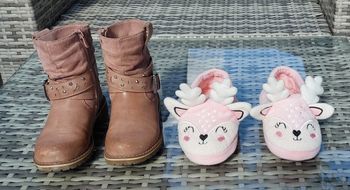 1 paire de bottine et 1 paire de chausson