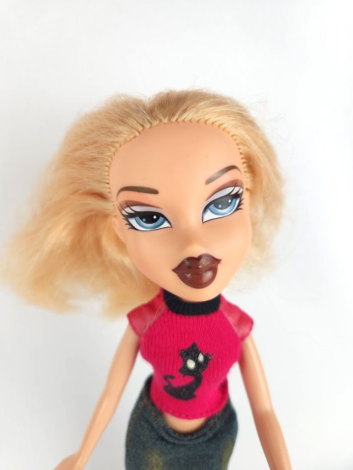 Poupée Bratz Vintage - Haut Chat Noir - Jupe Jean Longue - Bottes Lacées - photo numéro 2