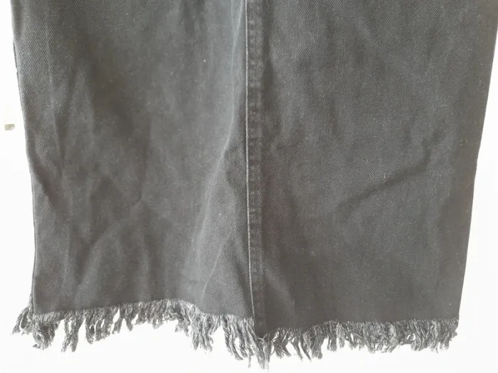 Robe en jean noir avec bretelles. - photo numéro 5