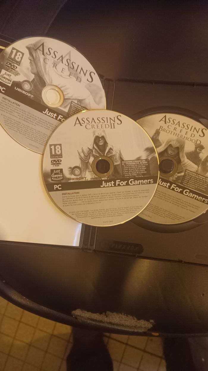 Assassin Creed 1,2 et Brotherhood sur pc Coffret en bonne état - photo numéro 2