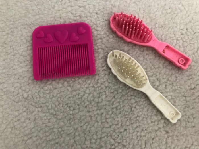 Lot 2 brosses et un peigne barbie - photo numéro 3