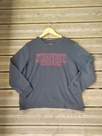 Sweat Stranger Things Noir – Officiel – Taille M – Très Bon État