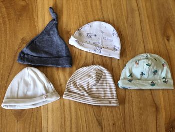 Bonnets, moufles et bottons de naissance