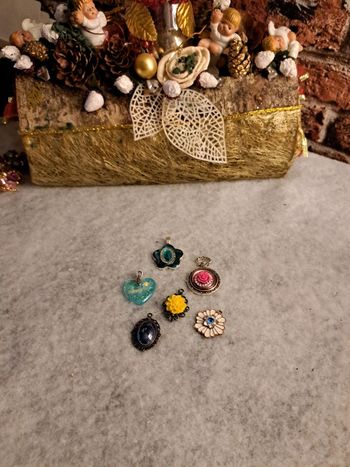 Lot de petits pendentifs multicolore