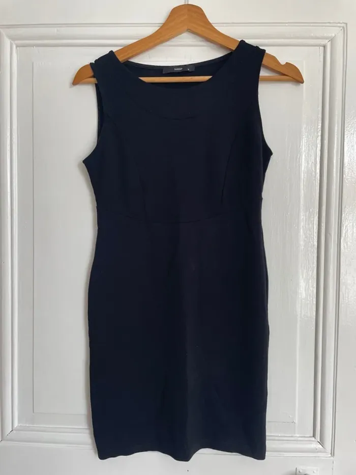 Jolie petite robe noire taille M