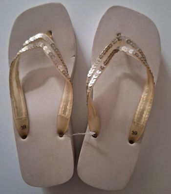 Tongs compensées à sequins couleur crème