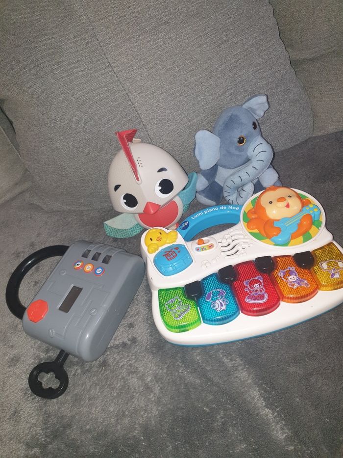 Lot jouets bébé