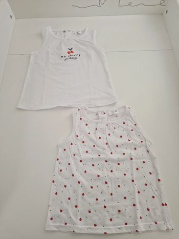 2 t-shirts 1 an sans manche kiabi