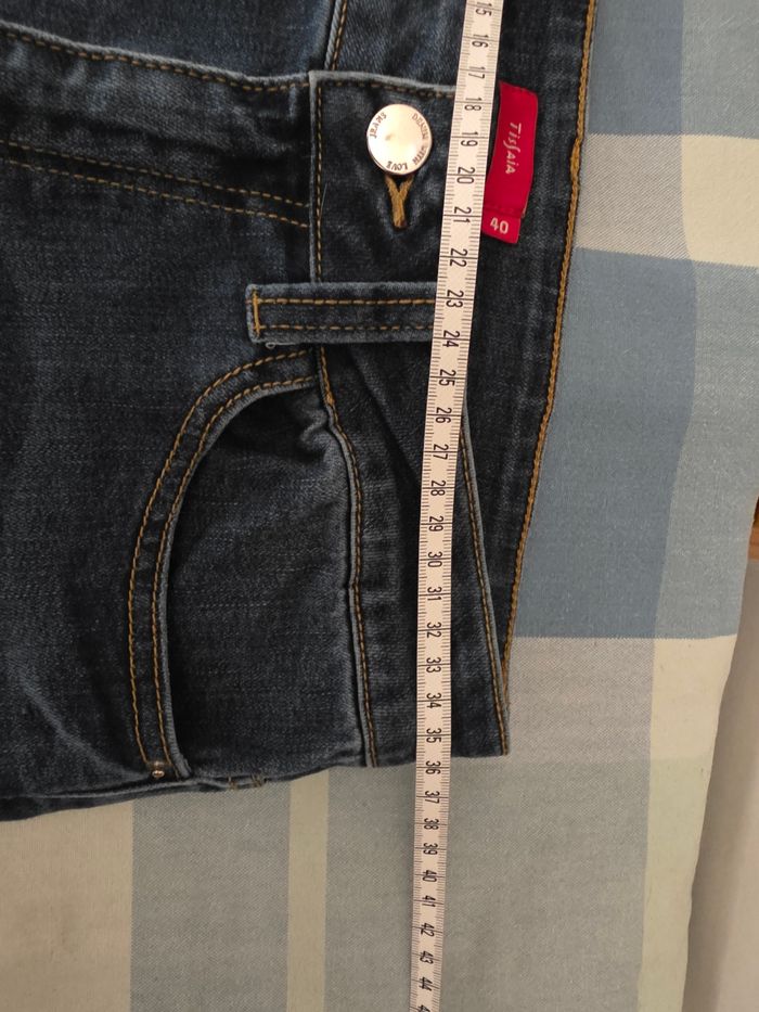 Jean ,bleu , légèrement décolorés par endroit et déchiré ,en excellent état, en coton/polyester/elasthanne, longueur 103cm, largeur de taille 36cm, largeur de cuisse 27cm, hauteur de taille 31cm, marque Tissaïa = 5€ - photo numéro 7