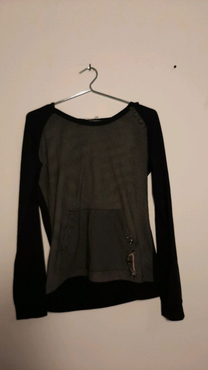 Pull à capuche noir et gris rayé L