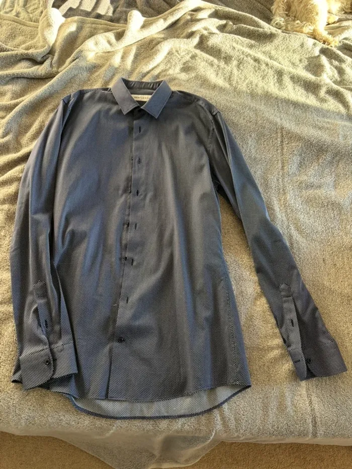 Chemise bleu marine à pois blancs