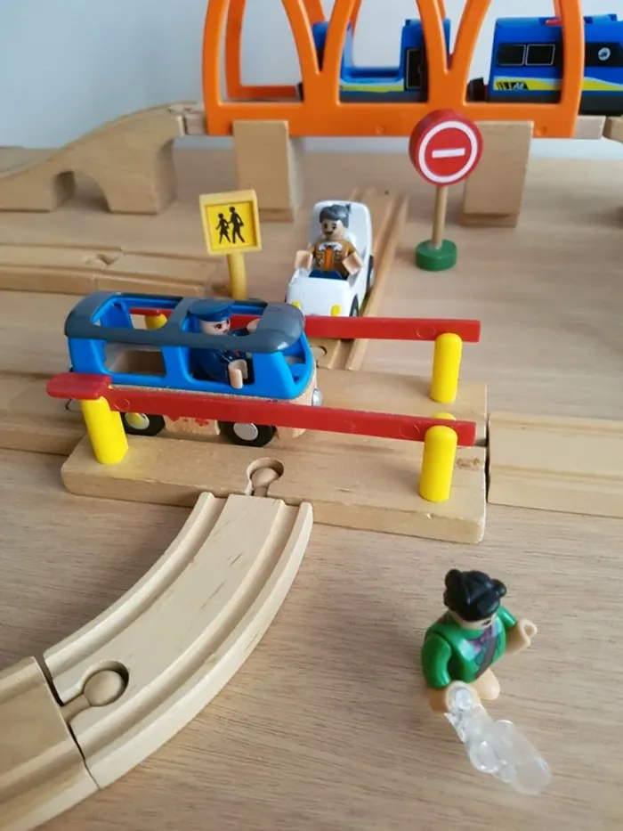 Train en bois Brio, pont orange ikea et rails - photo numéro 11