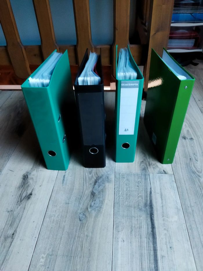 Lot de 4 classeurs avec pochettes plastique