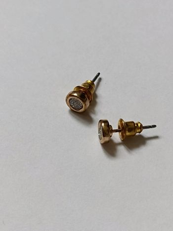 Puce d'oreilles doré