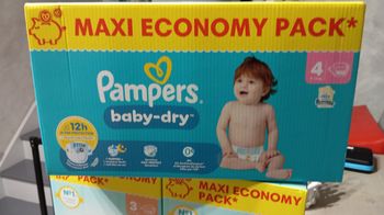 Maxi pack Pampers baby dry taille 4 neuf jamais ouvert