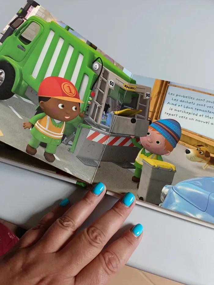 Livre petit garçon le camion poubelle de Marseille - photo numéro 6