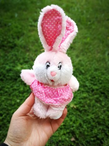 Peluche lapin rose en robe à pois