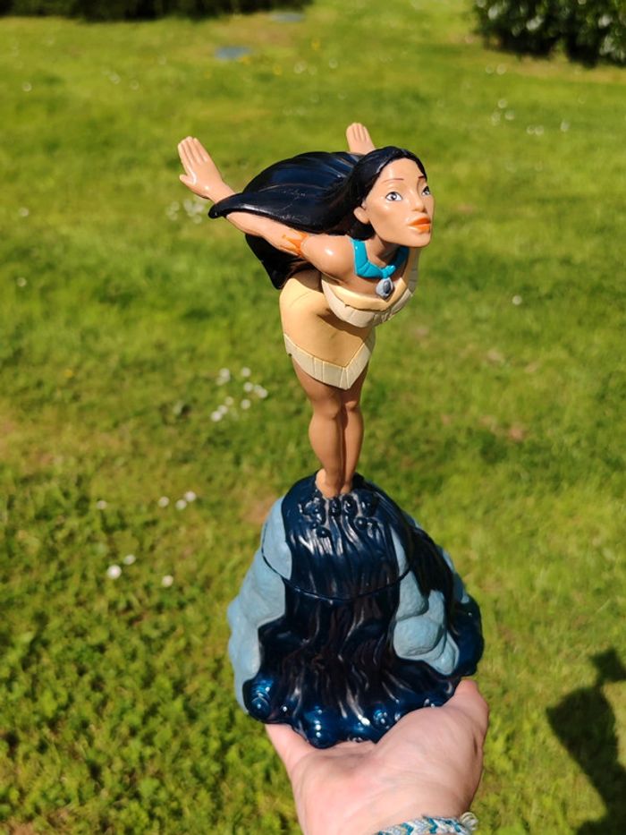 Grande figurine vintage Pocahontas sur son rocher - photo numéro 2