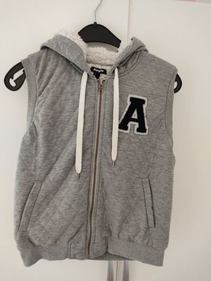 Veste à capuche sans manche