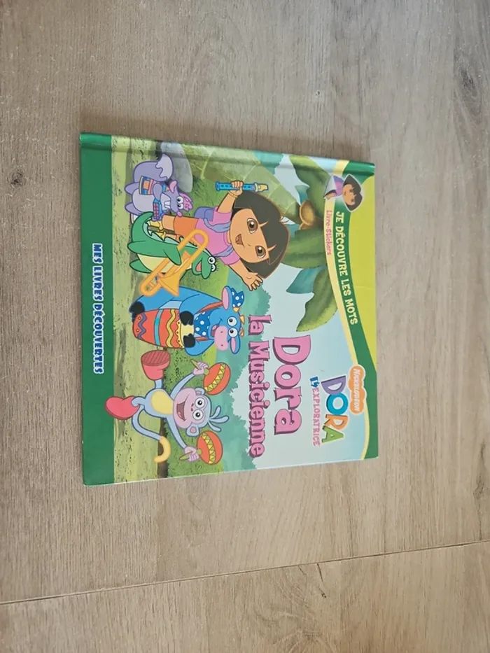 Livre dora l'exploratrice