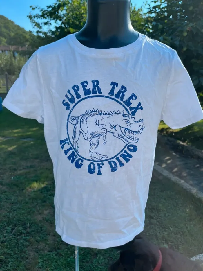 T shirt blanc avec dinosaure