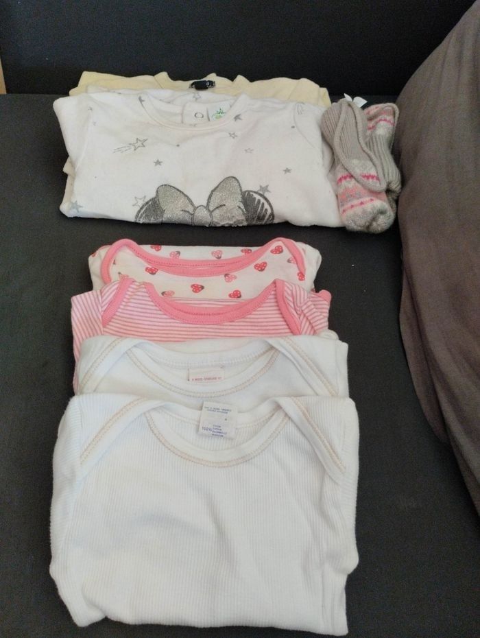 Lot vêtements 6 mois - photo numéro 2