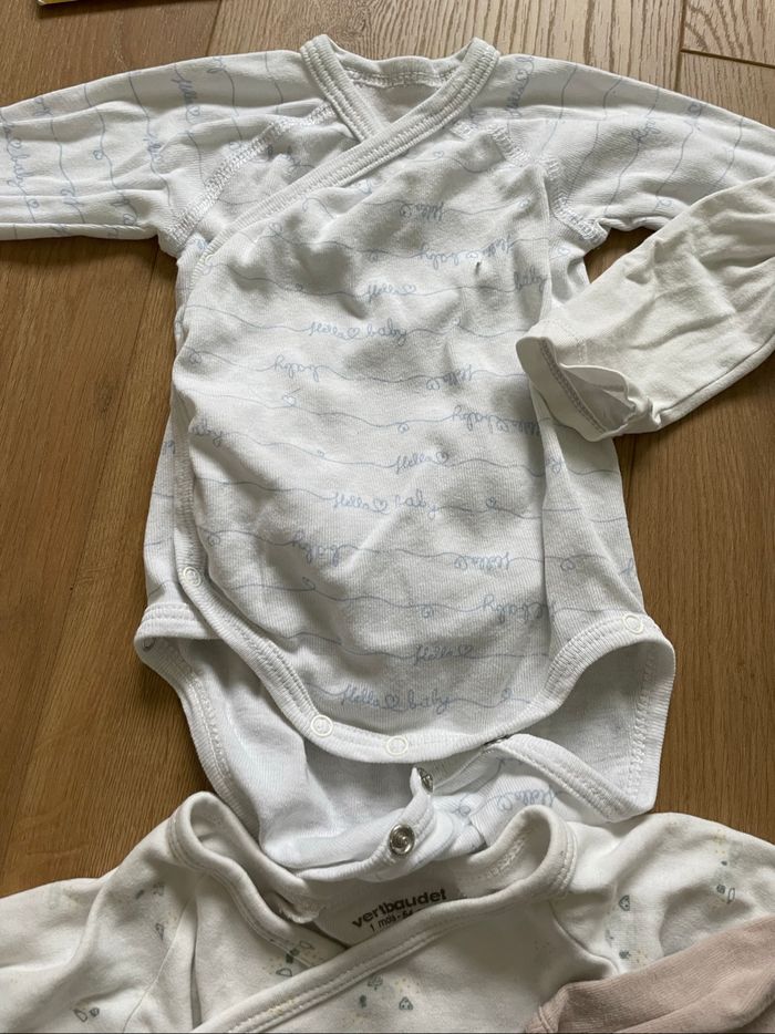 Lot bodies 1 mois - photo numéro 2