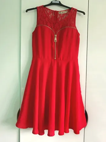 Robe rouge élégante avec dentelle et fermeture éclaire Taille S