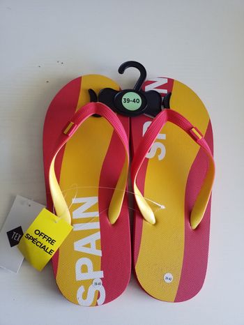 Tongs  bicolores  neuve taille 40