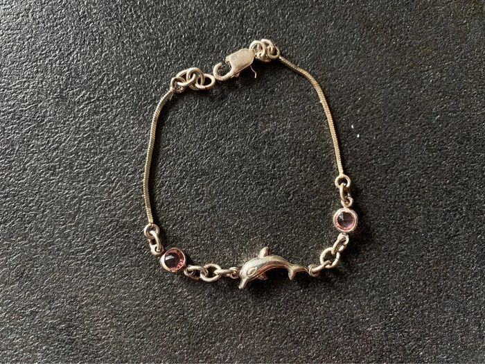 Bracelet en argent et pierres roses avec dauphin