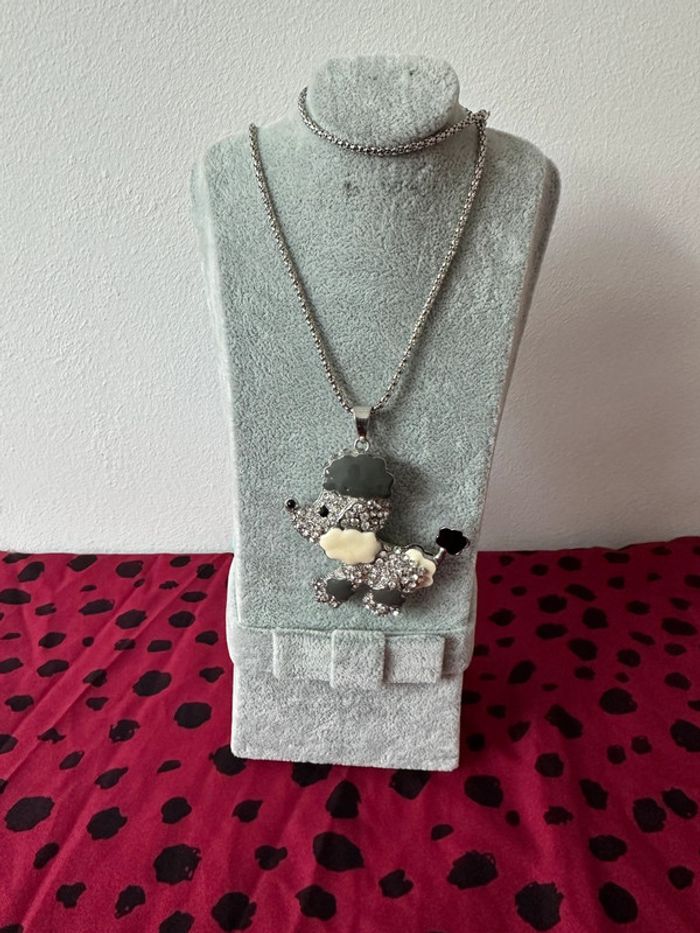 Collier long avec pendentif chien