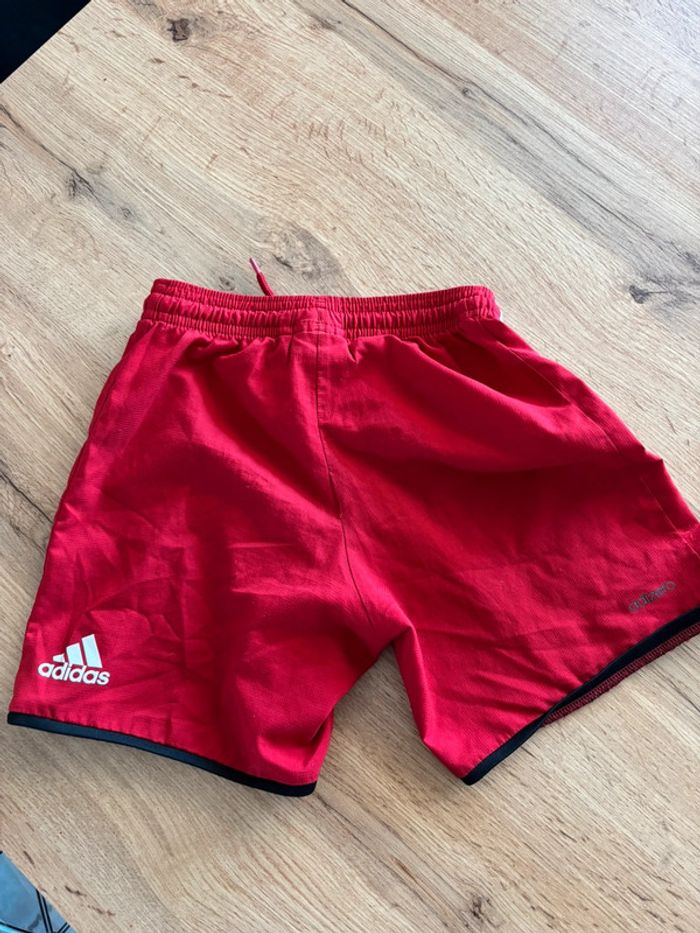 Short sport rouge Adidas taille 5 6 ans - photo numéro 3