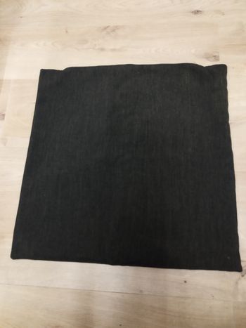 taie d'oreiller en coton de couleur noire.