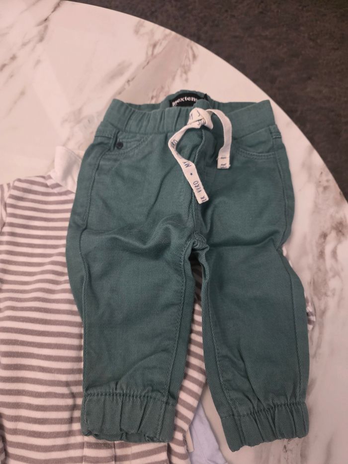 Pantalon et t-shirt - photo numéro 3