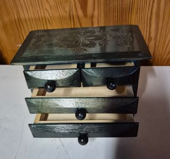 Mini commode bois 4 tiroirs vernis teinté vert foncé motif floral gravé boîte à bijoux