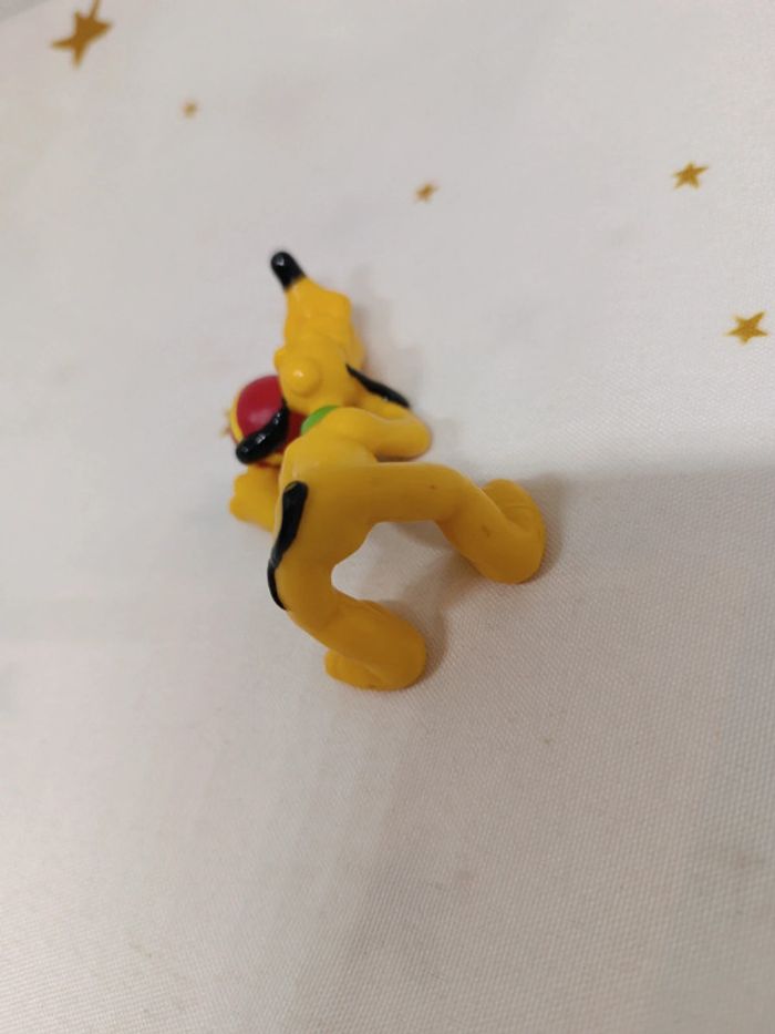 Personnage figurine walt Disney pluto balle rouge ball ballon couché Mickey mouse playing play joue - photo numéro 4