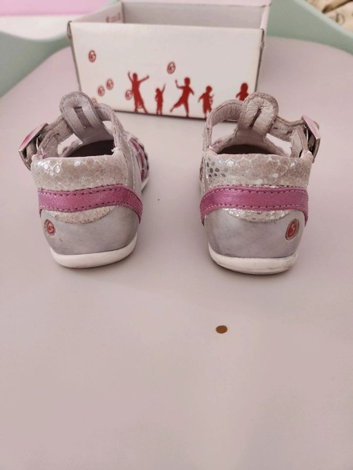 Chaussures GBB taille 18 grise pas nettoyer - photo numéro 2