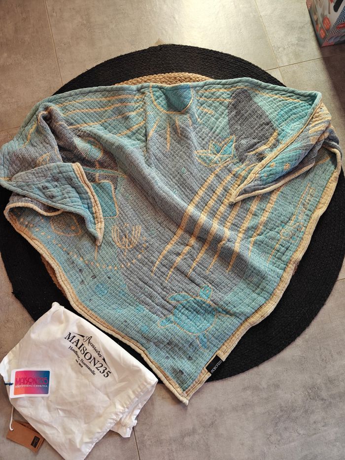 Triangle m235 bleu et or