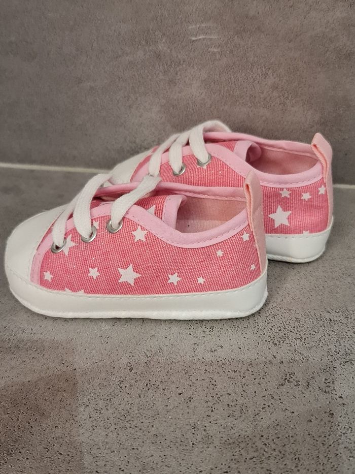Chaussons petites étoiles 6-9 mois neufs - photo numéro 2