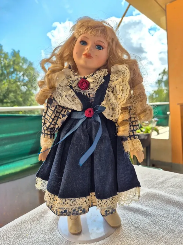 Poupée en porcelaine