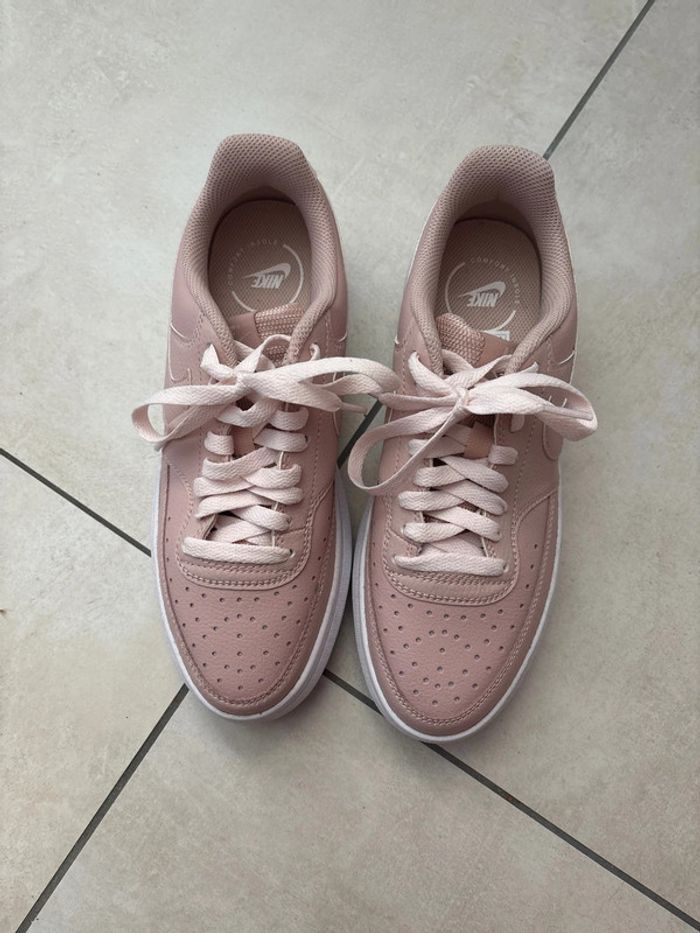 Basket Nike rose poudrée