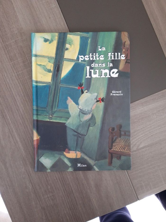 La petite fille dans la lune