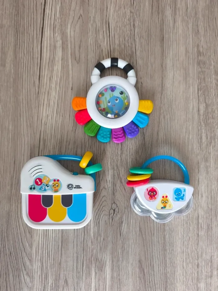Lot jouets d'éveil hochet et instruments de musique