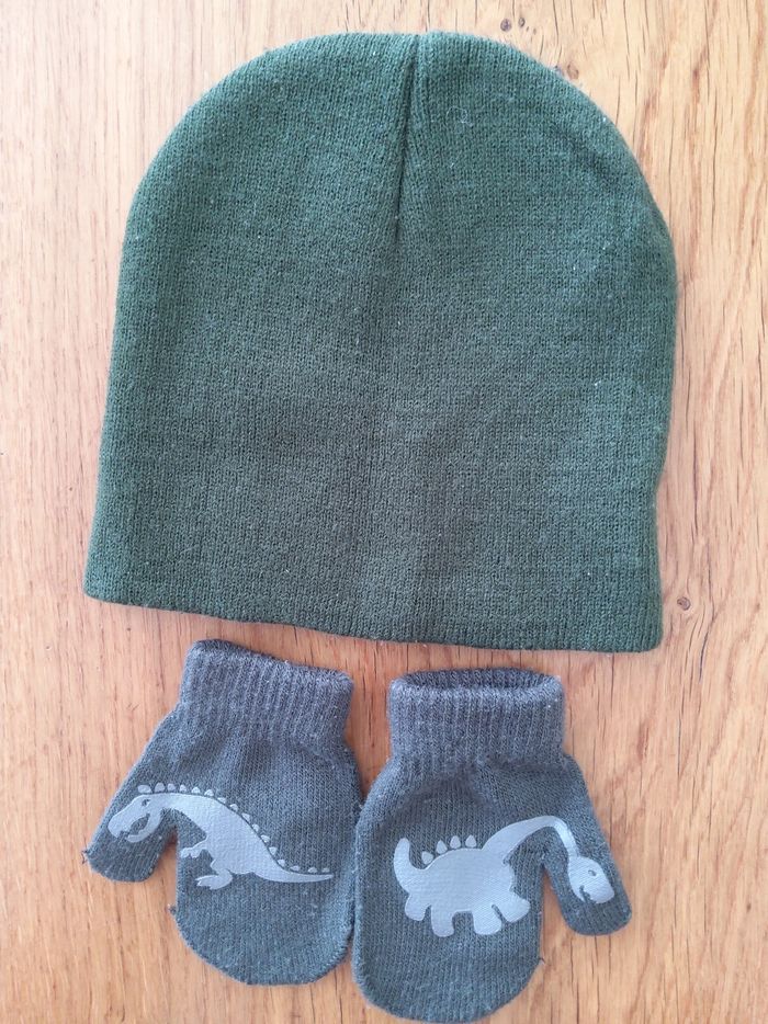 Bonnet et gants kaki dinosaure
