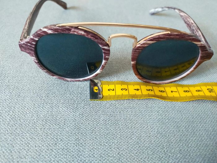Lunettes de soleil style bois + barre dorée - photo numéro 6