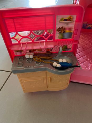 Camping car Barbie et ses accessoires 