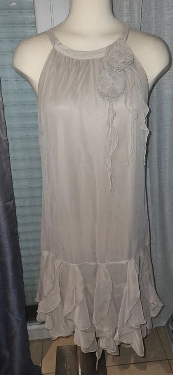 Robe grise en mousseline – Élégance fluide et détails raffinés 40