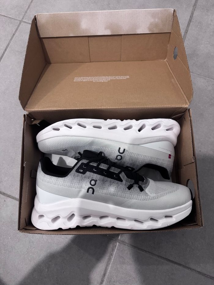 Paire de chaussures baskets de course running ON Cloudtilt taille 45 noir/blanc - photo numéro 5