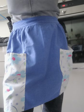 Tablier bleu avec deux grosses poches, occasion