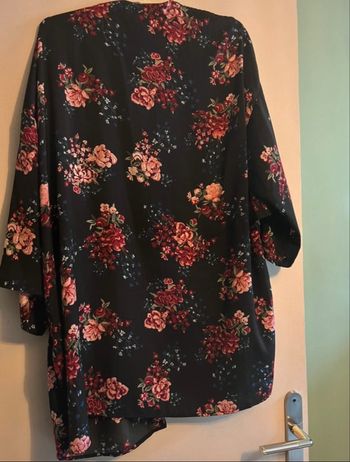 Kimono fleuri noir effet satin 